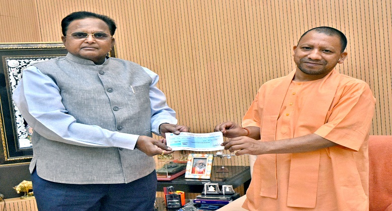 उत्तर प्रदेश के मुख्यमंत्री योगी आदित्यनाथ को महाधिवक्ता राघवेन्द्र सिंह 10 लाख रुपए का चेक ‘मुख्यमंत्री पीड़ित सहायता कोष’ के लिए भेंट करते हुए