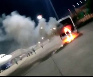 आगरा में सड़क पर दौड़ते डंफर में लगी आग: केबिन में फंसा ड्राइवर गंभीर रूप से जला