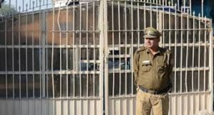 आजमगढ़ जेल में बड़ा खेल:पांच हजार रुपए में मोबाइल, 900 में शराब, 25 में गुटखा मिलता था; जेलर सहित चार निलंबित