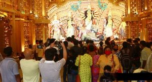 दुर्गा पंडालों में दिखेगा कैंची धाम..कोलकाता के कारीगरों की ओर से शहर में पंडाल बनना शुरू