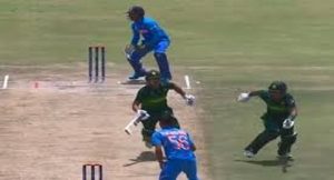 पाकिस्तान के बल्लेबाज अचानक करने लगे के डांस, देखता रह गया फील्डर