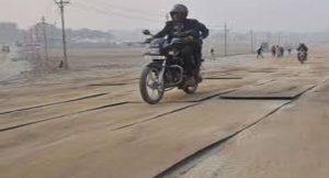 चकर्ड प्लेट की सड़को पर समय से पानी का छिड़काव ना होने पर उखड़ी सड़कें