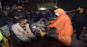 सर्द रातो ​की रैन बसेरो में रहने वालो के लिए योगी बने मसी​हा