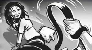 बच्ची के साथ लापरवाही बरतने पर पति ने पत्नि को घर से निकाला