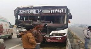 कानपुर देहात में हाईवे पर बस और ट्रक में भिड़ंत जानिए क्या है पूरा मामला