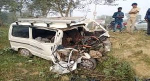 बरातियो से भरी वैन पल्टने से दो की मौत चार घायल