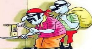चोरों ने मोबाइल शॉप का शटर तोड़कर दो लाख का माल किया पार