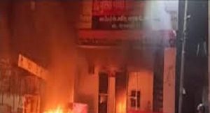आगरा में पुलिस चौकी फूंकने में जानिए कितने आरोपितों के गैर जमानती वारंट ले रही पुलिस