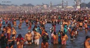 प्रयागराज संगम तट पौष पूर्णिमा पर श्रद्धालु लगा रहे आस्था की डुबकी