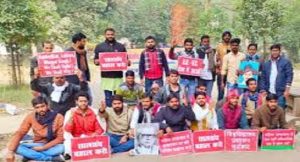इविवि के छात्रों ने जानिए किसको और क्यो दी चेतावनी