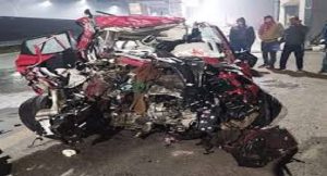 आगरा-लखनऊ एक्सप्रेस वे पर ट्रक से कार टकराने से तीन लोगों की गई जान