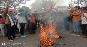 विश्व हिन्दू परिषद ने केजरीवाल का फूंका पुतला, कही यह बाते 