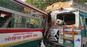 मीरजापुर में सवारियों से भरी रोडवेज बस में ट्रक ने मारी टक्‍कर, जानिए कितने यात्री भर्ती