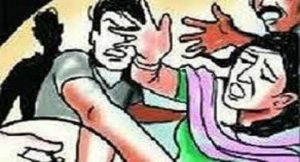 बाइक सवारों नेबरात से लौट रही युवती से की छेड़खानी