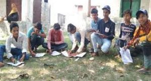 दरभंगा में शिक्षा विभाग की खुली पोल, विद्यार्थियों को जमीन पर बैठ कर देनी पड़ी परीक्षा