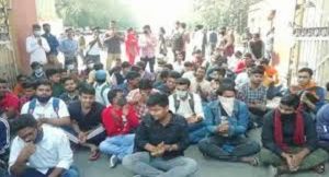 BHU सिंह द्वार पर छात्रों का प्रदर्शन जारी, चीफ प्राक्टर के आश्वासन के बाद भी नही लें रहे रूकने का नाम
