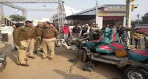 खड़े ट्रक में मारूति वैन के घुसने से बाला जी जा रहे चार लोगो की मौत
