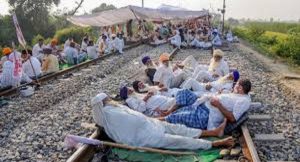 12 बजे से पहले ही बिहार में किसानों ने रोकी ट्रेन,जानिए फिर क्या हुआ
