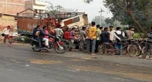 डीसीएम और ट्रक की टक्कर में 25 घायल, जानिए कितनों की हुई मौत