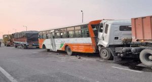 ट्रक ट्रेलर ने रोडवेज बसों में मारी टक्कर, अयोध्‍या में भीषण हादसे में छह की मौत सीएम ने जताया दुख