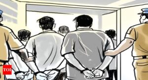 फरीदपुर में पांच गोतस्कर गिरफ्तार:दो ट्रकों में से 22 गोवंश बरामद, चालक फरार, पुलिस ने भिजवाया गोशाला