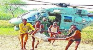 घाघरा नदी की बाढ़ में फंसे 16 लोगों को हेली​कॉप्टर की मदद से बचाया गया