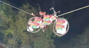 यूपी में खतरनाक हो रहा है चुनाव प्रचार, सड़क के ऊपर लटकाई गई साइकिल