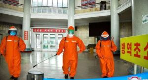 दुनिया में कोरोना का खतरा: चीन में 24 घंटे में 3.7 करोड़ मरीज मिले, सड़कों पर रस्सी बांधकर ड्रिप लगाई जा रही