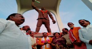 महापौर संयुक्ता भाटिया ने  वीर शिरोमणि गुलाब सिंह लोधी जी की जयंती पर अमीनाबाद स्थित उनकी प्रतिमा पर पुष्पार्जन कर उनको श्रद्धांजलि अर्पित की