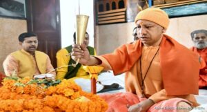 मुख्यमंत्री योगी आदित्यनाथ ने महाशिवरात्रि पर गोरक्षनाथ मंदिर में पूजा की