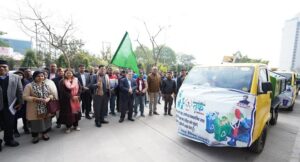 नगर विकास मंत्री ए0के0 शर्मा ने कूड़ा कलेक्शन गाड़ियों को हरी झंड़ी दिखाकर रवाना किया
