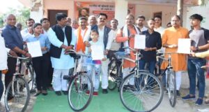 ग्राम बरौना के चार मेधावियों को डॉ. राजेश्वर सिंह ने साइकिल व प्रशस्ति पत्र देकर किया सम्मानित : प्रदीप ​मिश्रा