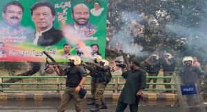 पाकिस्तान में गृहयुद्ध, इमरान खान 17 घंटे से फरार, समर्थकों और पुलिस के बीच हिंसक झड़प जारी