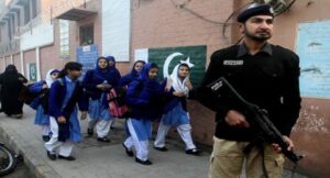 पाकिस्तान के स्कूल में आतंकी हमला, 7 टीचर्स के सा​थ 6 फौजी मारे गए, कोई सुराग नहीं मिला