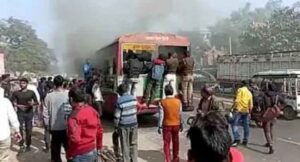 गोरखपुर: आग का गोला बनी रोडवेज बस, स्थानीय लोगों के मदद से आग पर पाया गया काबू, 42 यात्री सुरक्षित