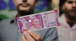 2000 Rupees Note: बैंक में 2000 रुपये के नोट जमा करते वक्त निकल जाए नकली! तो हो सकती है ये कानूनी कार्रवाई
