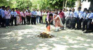 अग्निशामक यंत्र को लेकर आर्यकुल कॉलेज ने विद्यार्थियों को किया जागरूक, बताएं प्रयोग करने के तरीके