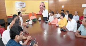 यूपी के मुख्यमंत्री योगी आदित्यनाथ ने गोरखपुर में व्यापार संगठनों के पदाधिकारियों के साथ संवाद किया