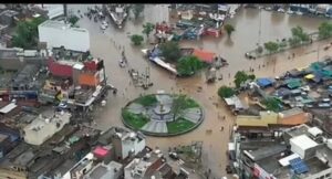 बारिश के बाद नेशनल हाईवे खुला, हरियाणा के गृह मंत्री अनिल विज ने नाव से किया अंबाला का दौरा