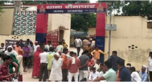 Azamgarh: भाजपा के मंडल महामंत्री को पुलिस ने उठाया तो कार्यकर्ताओं ने घेरा थाना, जमकर नारेबाजी