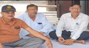 सपा सांसद धरने पर… भाजपा जिलाध्यक्ष बोले घटना में सच्चाई नहीं