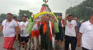 राज्यमंत्री डॉ. संजीव बालियान UCC के प्रचार के लिए उठाई कांवड़
