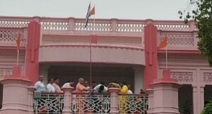 सीएम योगी ने गोरखनाथ मंदिर परिसर में स्थित मुख्यमंत्री आवास पर फहराकर तिरंगा, Har Ghar Tiranga अभियान का किया शुभारंभ