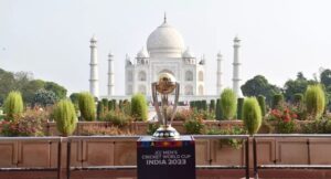 आगरा के ताजमहल पहुंची ICC World Cup की ट्रॉफी, क्रिकेट प्रेमियों में ट्रॉफी के साथ फोटो लेने की होड़ मची