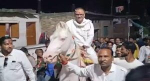 MP: विधानसभा चुनाव में प्रचार के लिए कोई बैलगाड़ी में तो कोई घोड़े की कर रहा सवारी