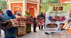 विधायक राजेश्वर सिंह ने बंथरा हनुमान मंदिर व झादेश्वर महादेव मंदिर में वितरित कराए 600 से अधिक कम्बल