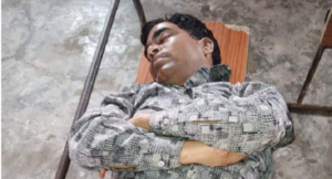 UP: बस्ती में सरकारी शिक्षक की करतूत, क्लासरूम में आराम फरमाते नजर मास्टर साहब