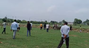 जमीन की गलत पैमाइश का आरोप लगाते हुए पेट्रोल डालकर खुदकशी की कोशिश, मचा हड़कंप