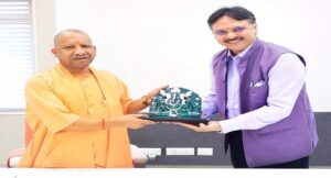 स्नेहिल भेंट डॉ. राजेश्वर सिहं ने योगी आदित्यनाथ को सरोजनीनगर में संचालित विकास कार्यों से अवगत कराया