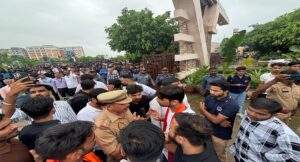 श्री राम स्वरूप मेमोरियल विश्वविद्यालय में छात्रों पर लाठी चार्ज, ABVP ने डिग्री मान्यता और छात्र निष्कासन पर प्रशासन को घेरा